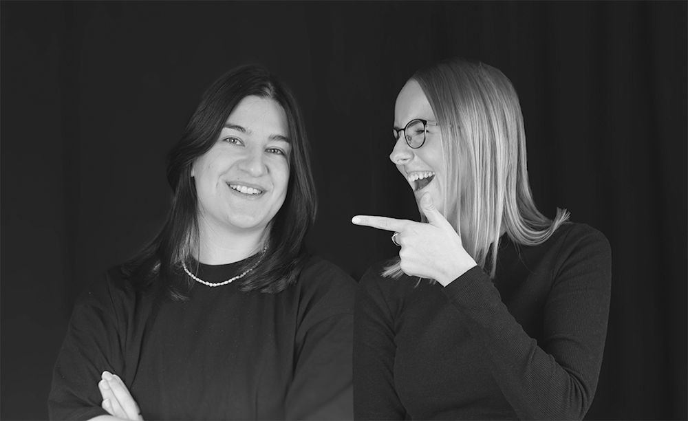 hdw-verden-mitarbeiterinnen-team Zwei junge Mitarbeiterinnen des HDW.Verden in schwarz-weiß lachen