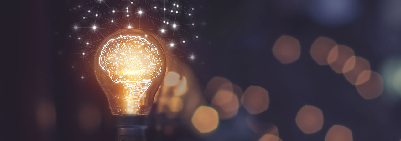 Ein angedeutetes Gehirn leuchtet in einer Glühbirne