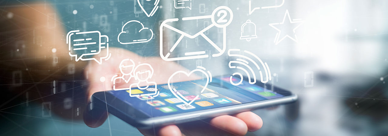 Mehrere Icons über einem Smartphone