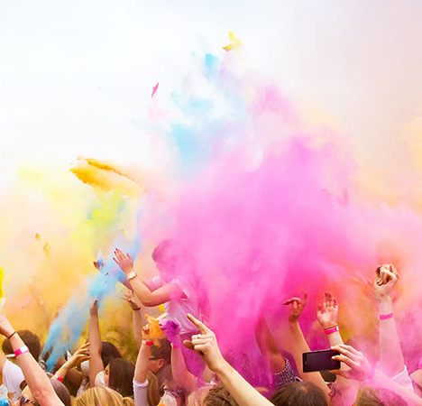 Viele Menschen in einer Farbwolke