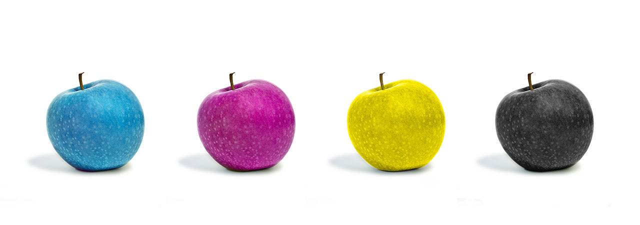 Mehrere Äpfel in einer Reihe in den Farben blau, lila, gelb und schwarz