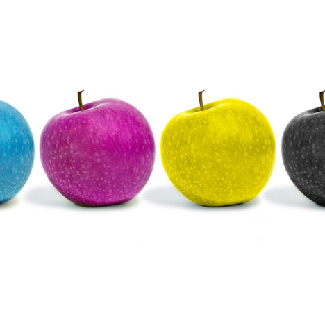 Vier unifarbene Äpfel in blau, rot, gelb und schwarz