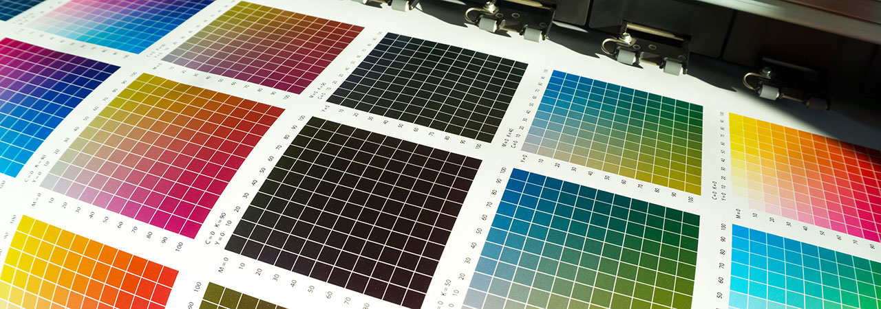 Mehrere Farbfelder aus einem Digitaldrucker