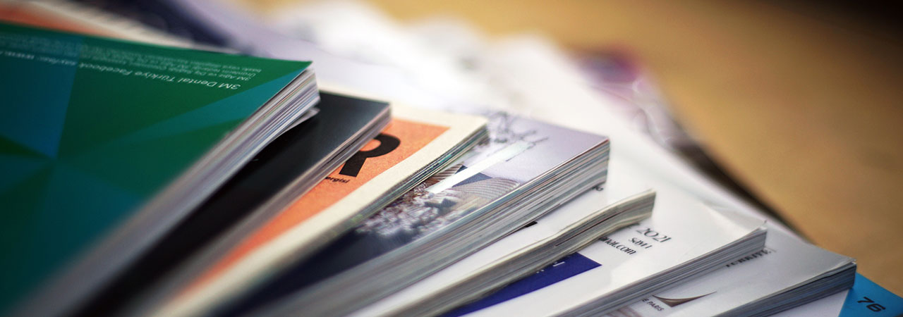 Mehrere Magazine liegen aufgefächert aufeinander