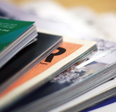 Mehrere Magazine übereinanderlappend
