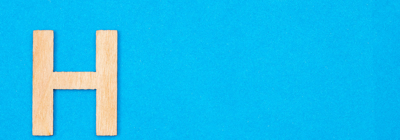 Ein großes H auf blauem Hintergrund