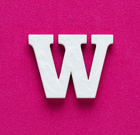 Ein großes W auf pinkem Hintergrund